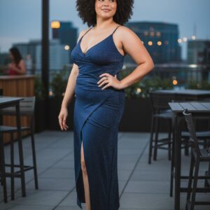 Modelo Agnes - Vestido Azul con Tajo