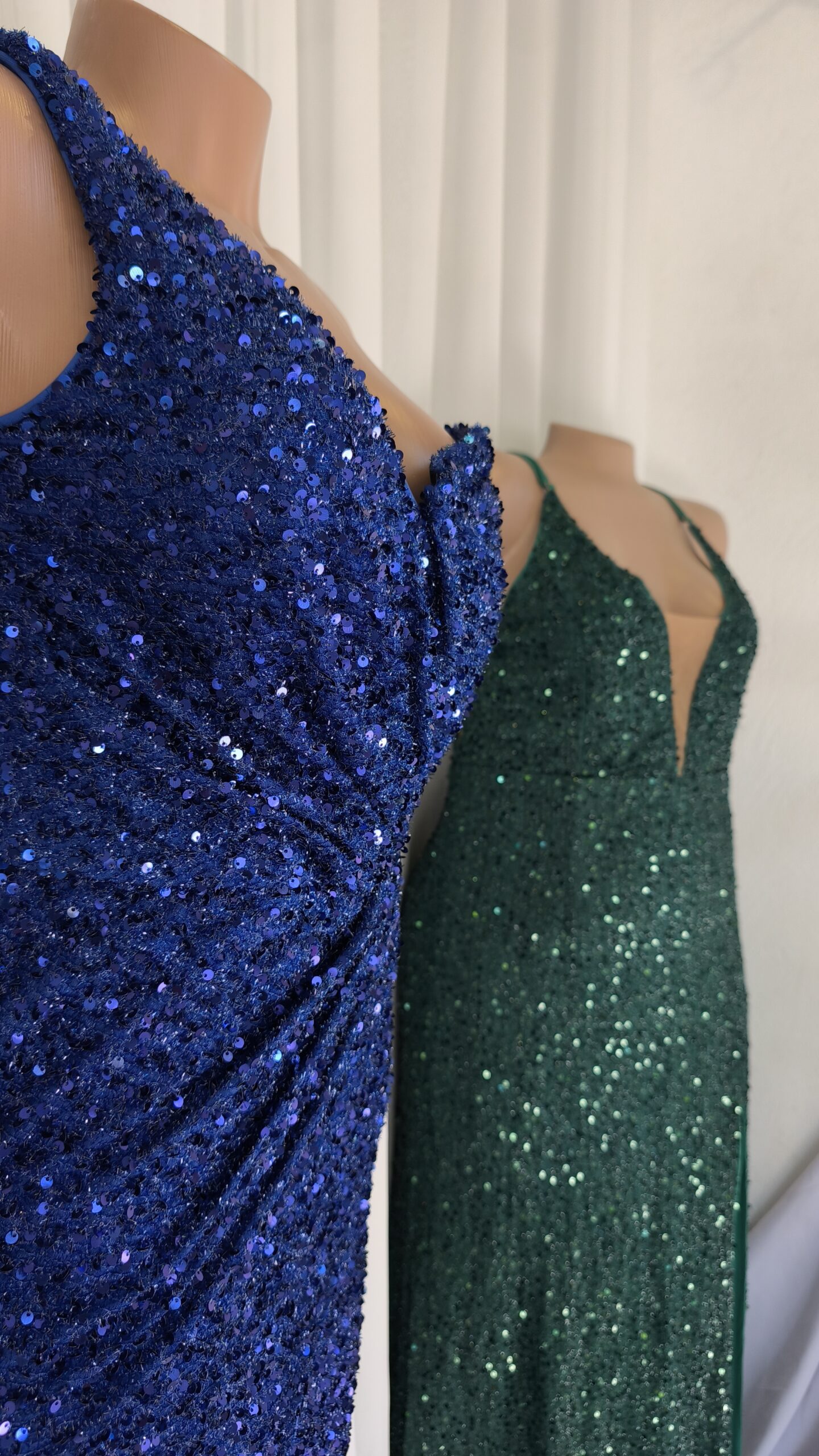 Vidriera de tienda de alquiler Azira, Montevideo - Vestidos azul y verde para invitada
